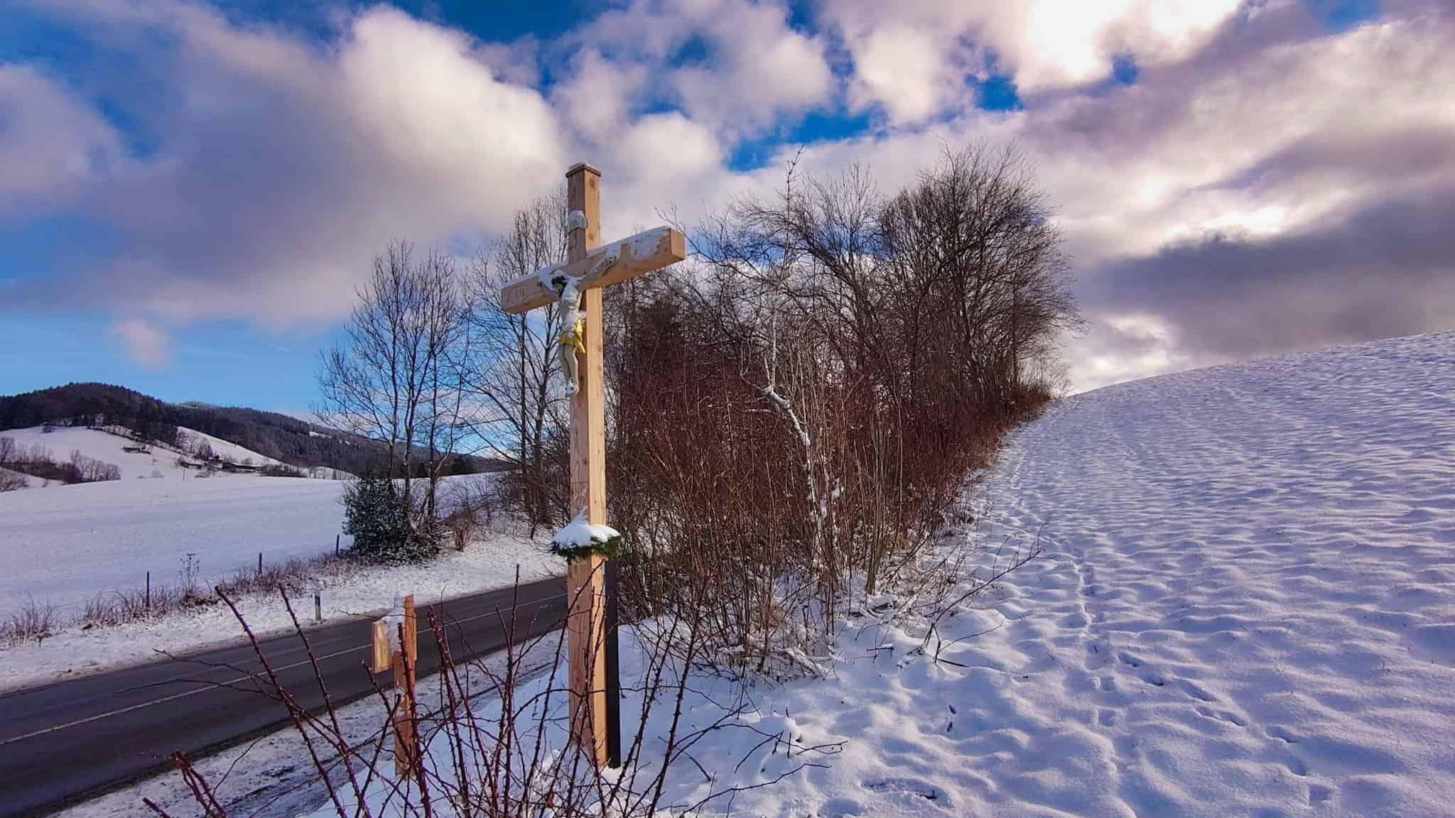 Das Kreuz Am Kirchbichl Steht Wieder Schliersee H Lt Zusammen