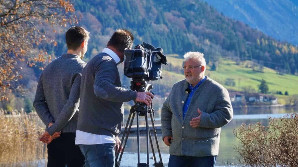 Mathias Schrön, langjähriger Leiter der Gäste-Information Schliersee beim Interview mit dem ZDF