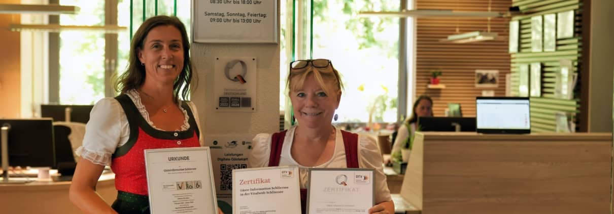 Birgit Jenne und Silke Jeshen mit den Zertifikaten der Gäste-Information Schliersee.