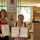 Birgit Jenne und Silke Jeshen mit den Zertifikaten der Gäste-Information Schliersee.