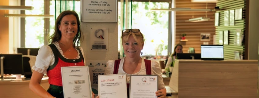 Birgit Jenne und Silke Jeshen mit den Zertifikaten der Gäste-Information Schliersee.