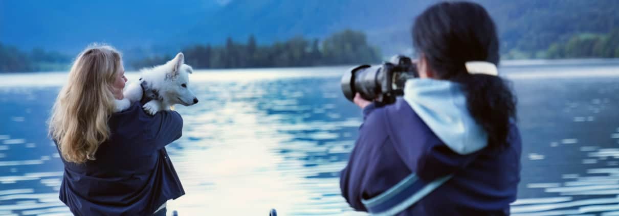 Christine Falken von „Pfoten in Szene“ fotografiert Sabine und ihren Schweizer Schäferhund Sully auf dem Steg am Schliersee.