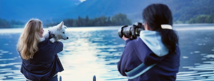 Christine Falken von „Pfoten in Szene“ fotografiert Sabine und ihren Schweizer Schäferhund Sully auf dem Steg am Schliersee.