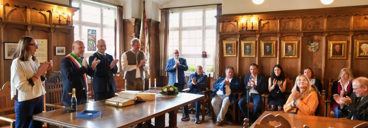 Beim Eintrag ins goldne Buch im Schlierseer Rathaus