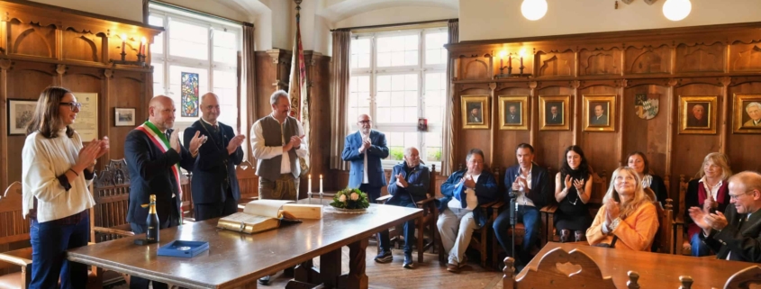 Beim Eintrag ins goldne Buch im Schlierseer Rathaus